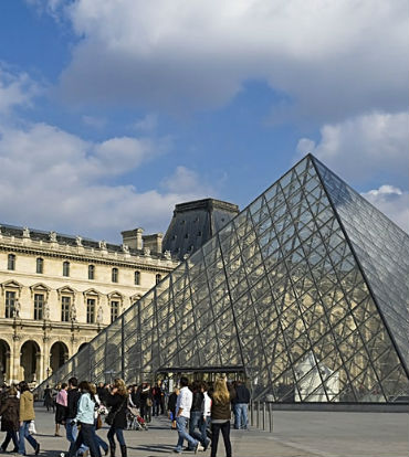 لماذا يسافر الجميع للتجول في متحف اللوفر في باريس